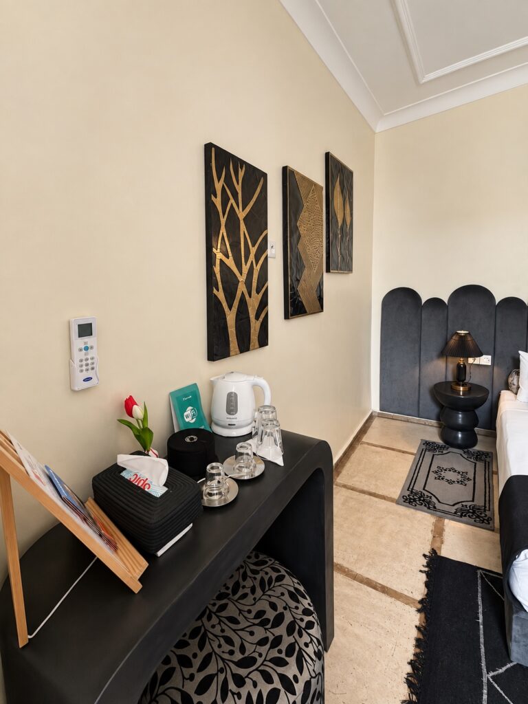Coin bureau de la chambre Alaouites avec plateau de courtoisie et décoration dorée
