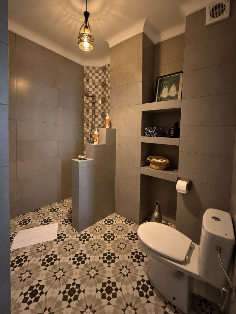 Salle de bains de la chambre Alaouites avec douche et carrelage à motifs