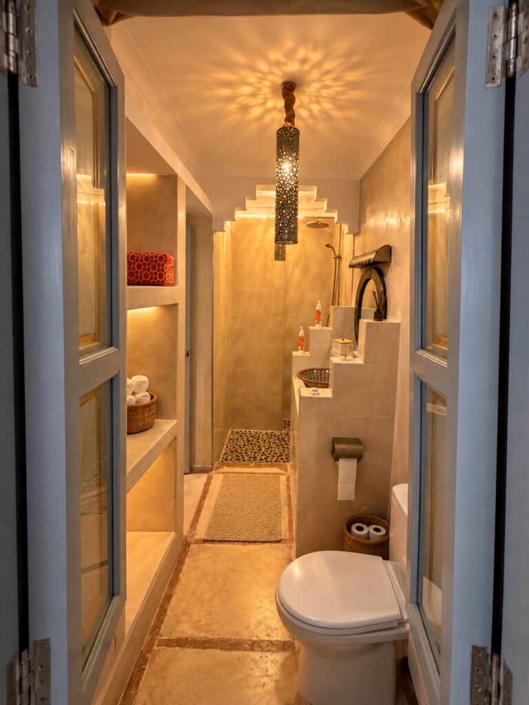 Salle de bains privative de la chambre Almohades, avec douche et niches éclairées.