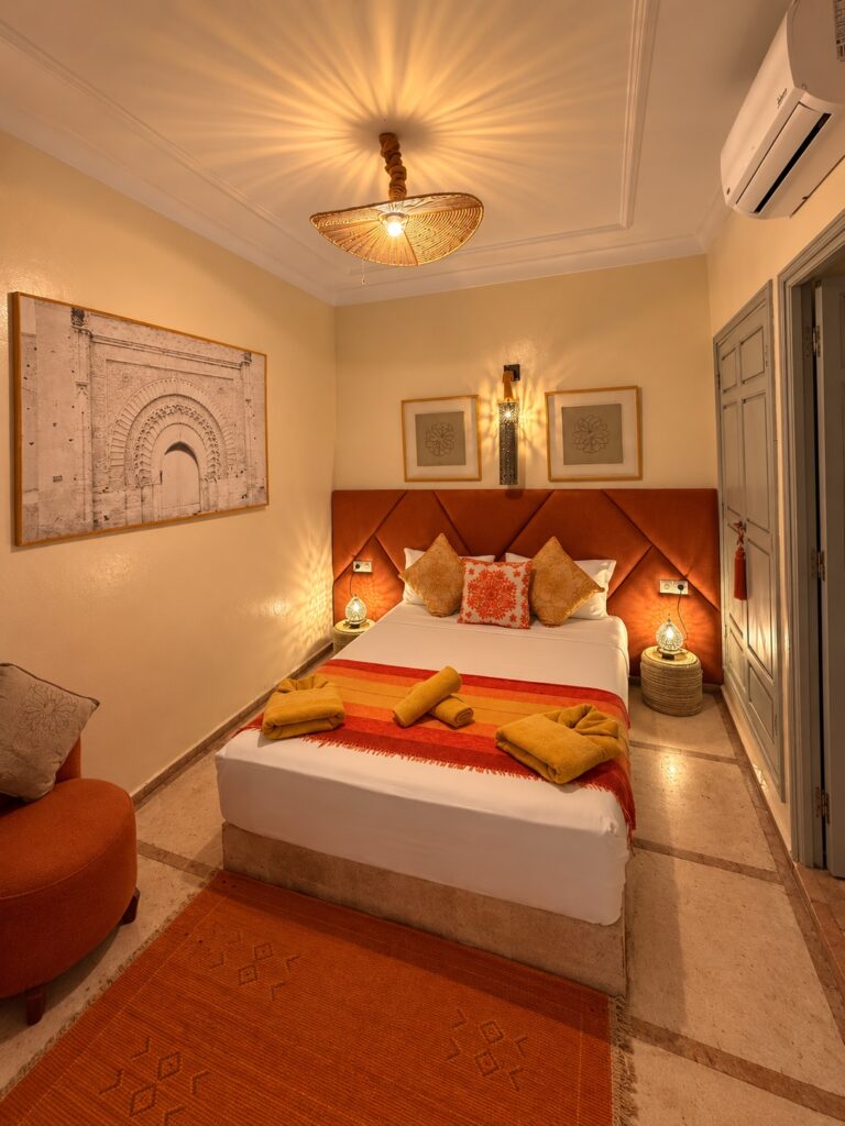 Vue d’ensemble de la chambre Almohades au Riad Dar Chadia à Marrakech.