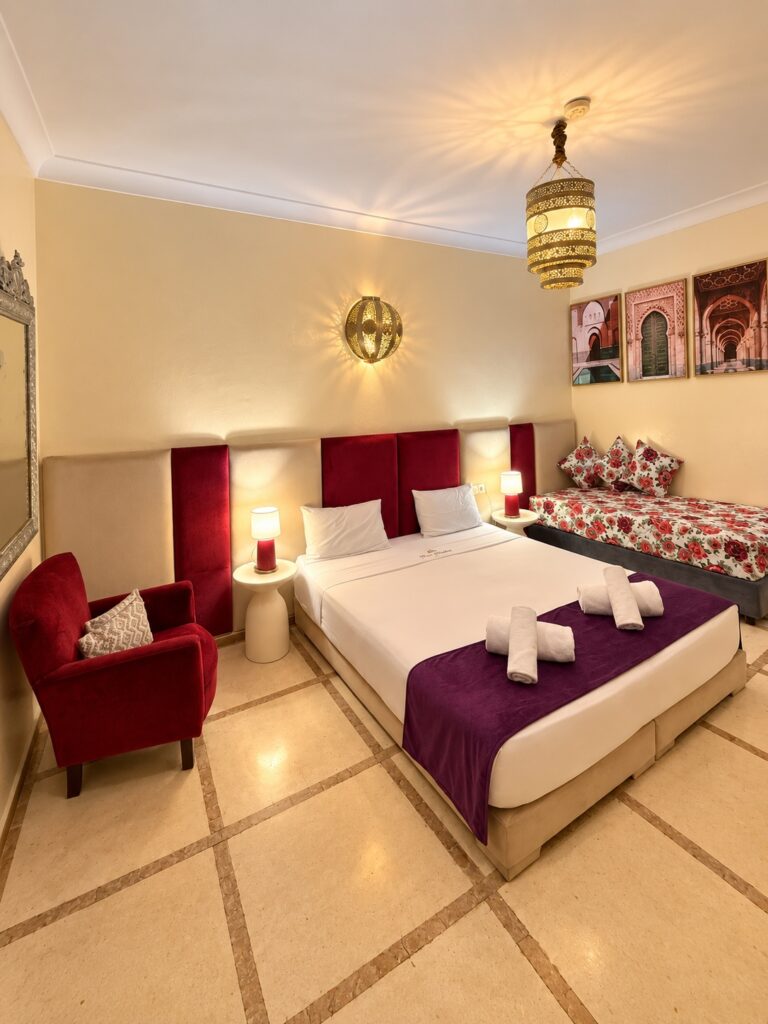 Chambre Saadiens du Riad Dar Chadia, lit double et décoration bordeaux et crème
