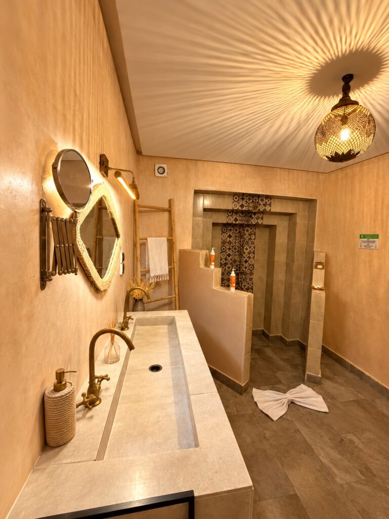 Douche et grande vasque de la Suite Dorée avec robinetterie dorée