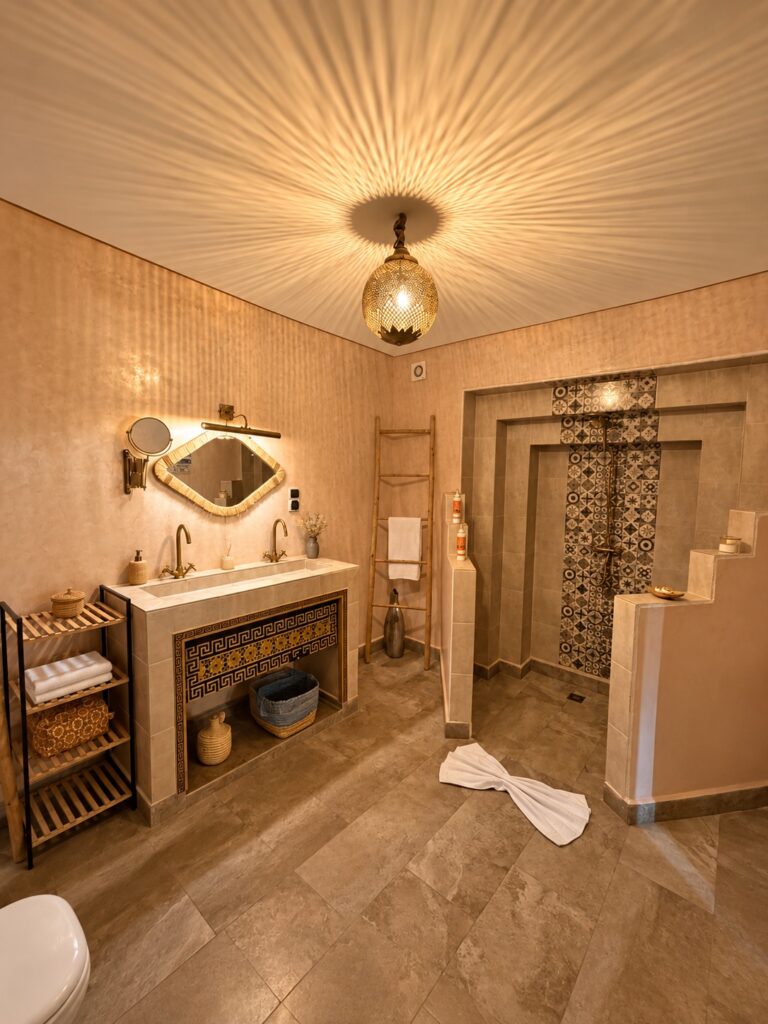 Salle de bains de la Suite Dorée avec grande vasque et douche à motifs