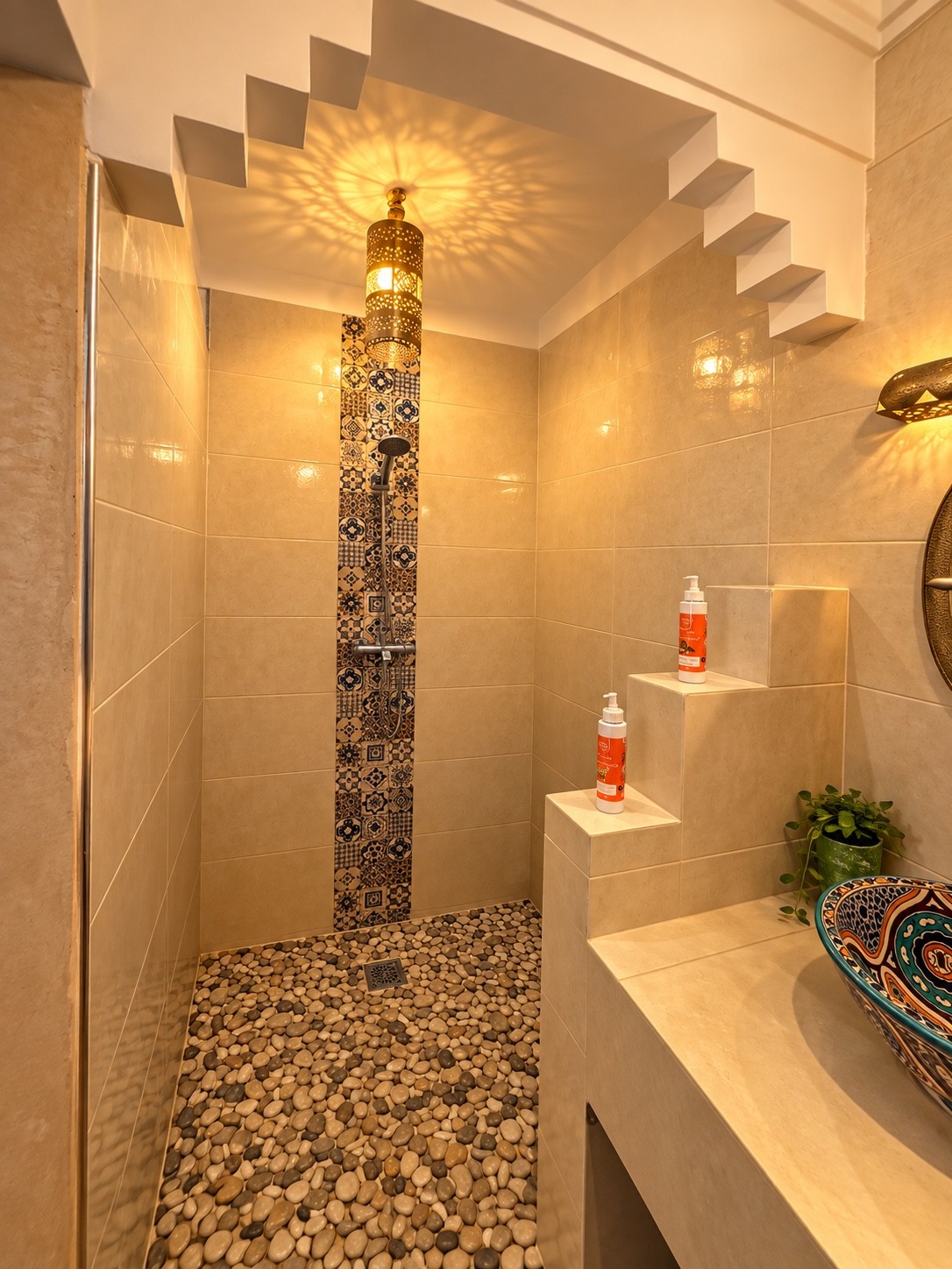Salle de bains Almoravides : douche et mosaïque