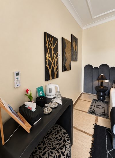 Coin bureau de la chambre Alaouites avec plateau de courtoisie et décoration dorée