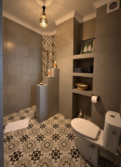 Salle de bains de la chambre Alaouites avec douche et carrelage à motifs