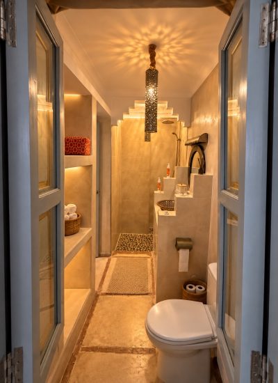 Salle de bains privative de la chambre Almohades, avec douche et niches éclairées.