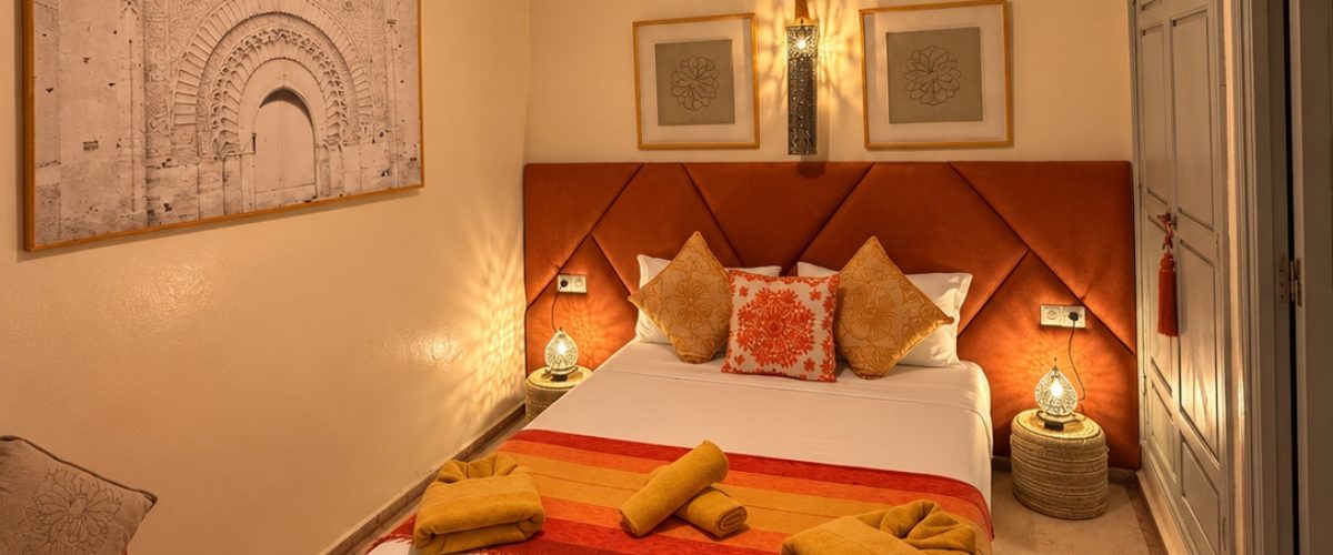 Vue d’ensemble de la chambre Almohades au Riad Dar Chadia à Marrakech.