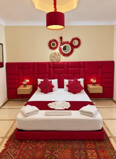 Chambre Mérinides du Riad Dar Chadia avec lit double et tête de lit rouge