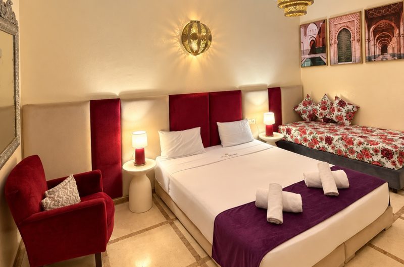 Chambre Saadiens du Riad Dar Chadia, lit double et décoration bordeaux et crème