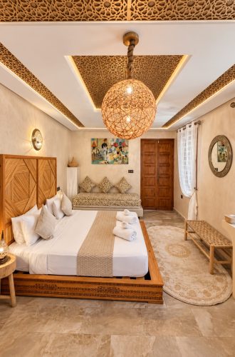 Suite Dorée du Riad Dar Chadia, lit double, banquette et plafond à motifs dorés