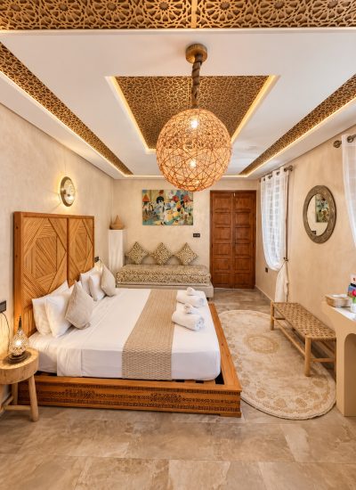 Suite Dorée du Riad Dar Chadia, lit double, banquette et plafond à motifs dorés